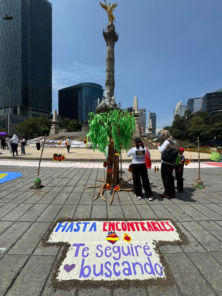 en texto: Hasta encontrarles con el corazón te seguiré buscando